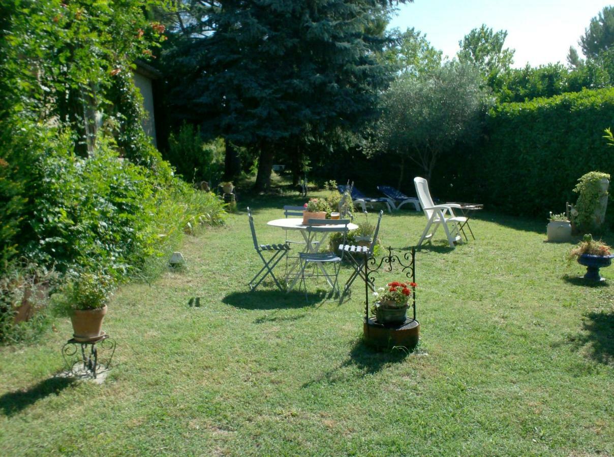 L'Oustalet La Tour-dʼAigues Exterior foto