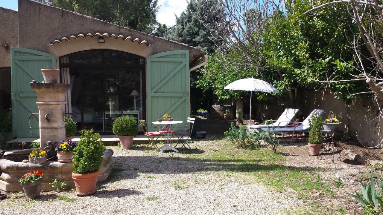 L'Oustalet La Tour-dʼAigues Exterior foto